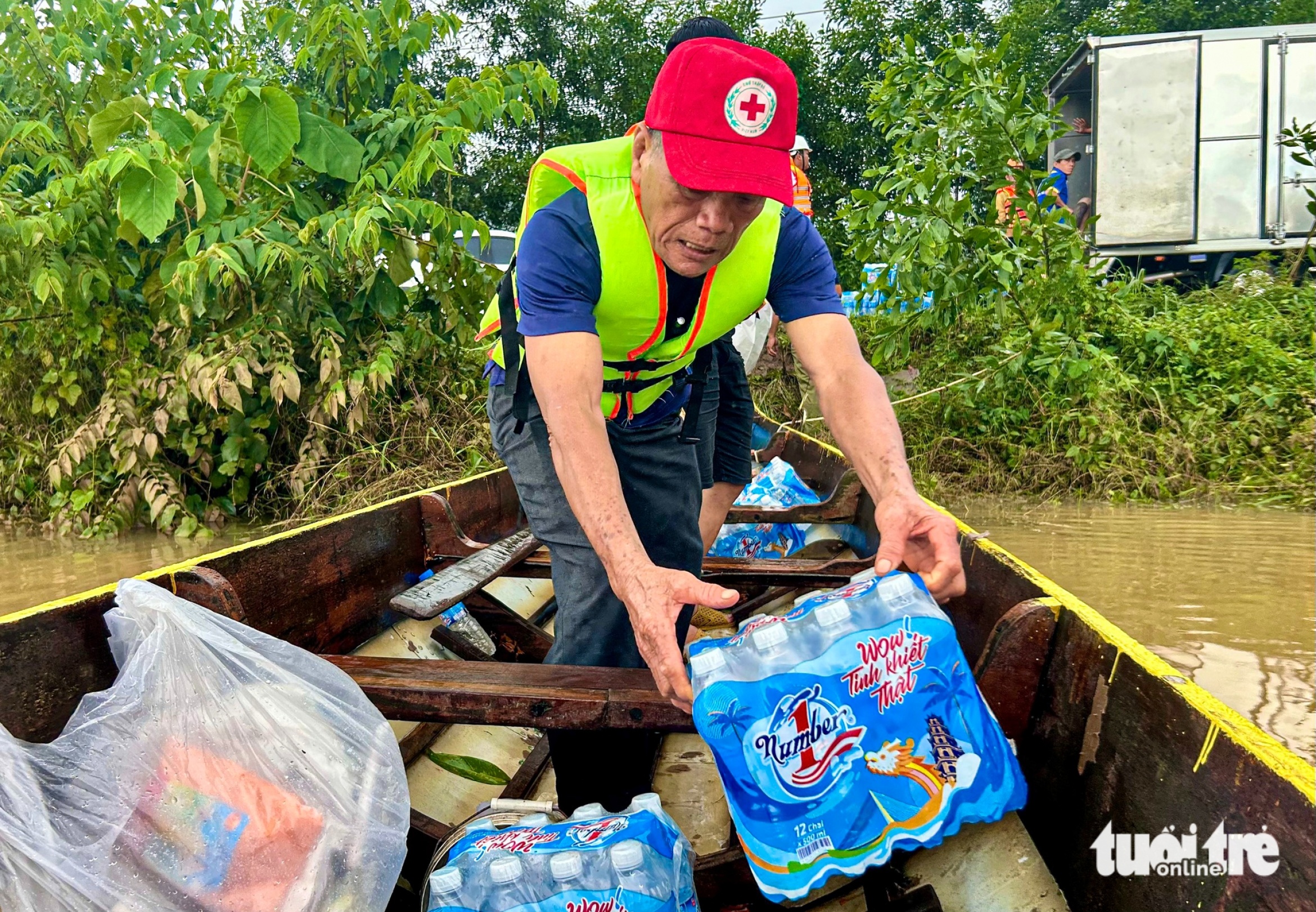 救援物资送达被洪水围困多日的武嘉河畔居民